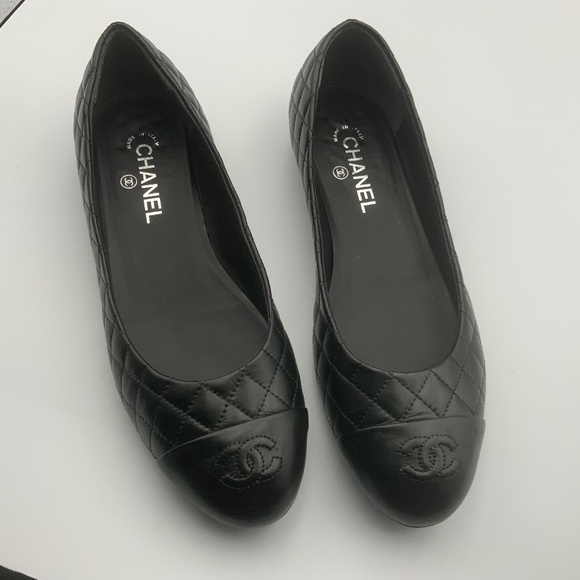 CHANEL LOGO QUILTED LEATHER FLATS - Picture 1 of 7